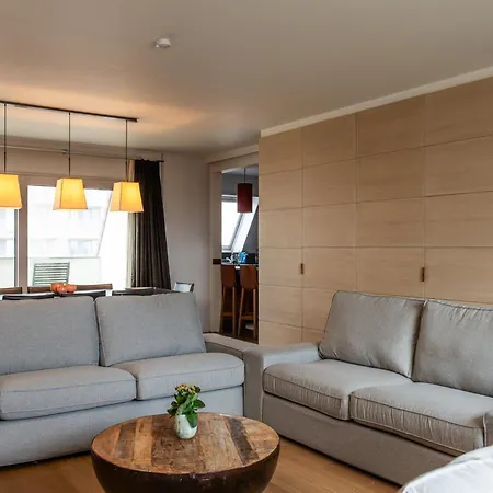 Spacious Seaside Apartman *