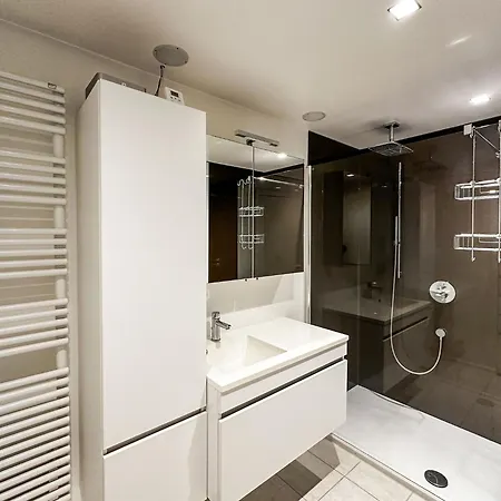 Spacious Seaside Apartman