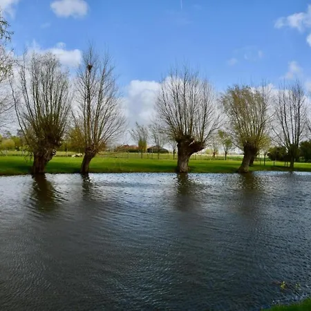 Spacious Seaside Apartman *